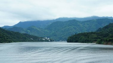 Dağlar ve vadi manzarası. Yazın nehrin aktığı yer.