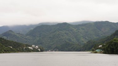 Dağlar ve vadi manzarası. Yazın nehrin aktığı yer.