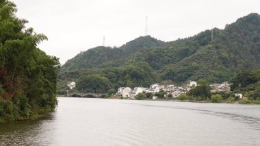 Dağlar ve vadi manzarası. Yazın nehrin aktığı yer.