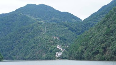 Dağlar ve vadi manzarası. Yazın nehrin aktığı yer.