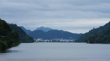 Dağlar ve vadi manzarası. Yazın nehrin aktığı yer.