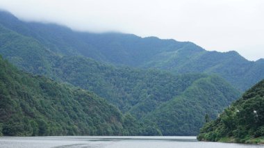Dağlar ve vadi manzarası. Yazın nehrin aktığı yer.