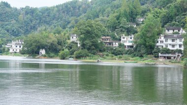 Dağlar ve vadi manzarası. Yazın nehrin aktığı yer.