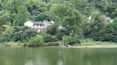 Dağlar ve vadi manzarası. Yazın nehrin aktığı yer.