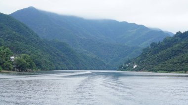 Dağlar ve vadi manzarası. Yazın nehrin aktığı yer.