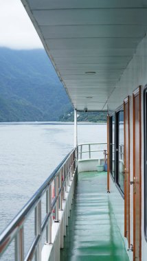 Dağlar ve vadi manzarası. Yazın nehrin aktığı yer.