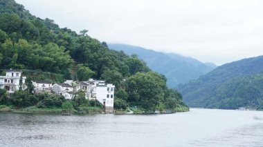 Dağlar ve vadi manzarası. Yazın nehrin aktığı yer.