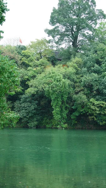 Dağlar ve vadi manzarası. Yazın nehrin aktığı yer.