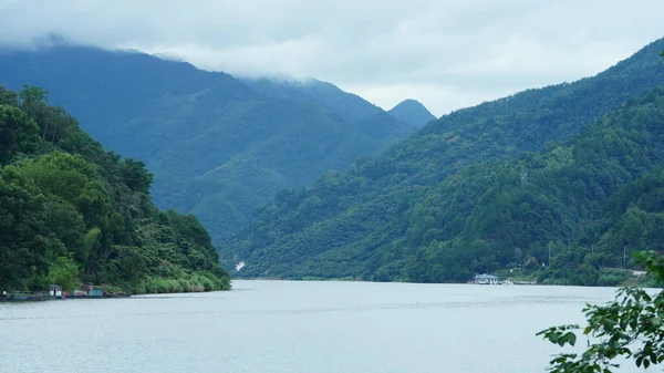 Dağlar ve vadi manzarası. Yazın nehrin aktığı yer.