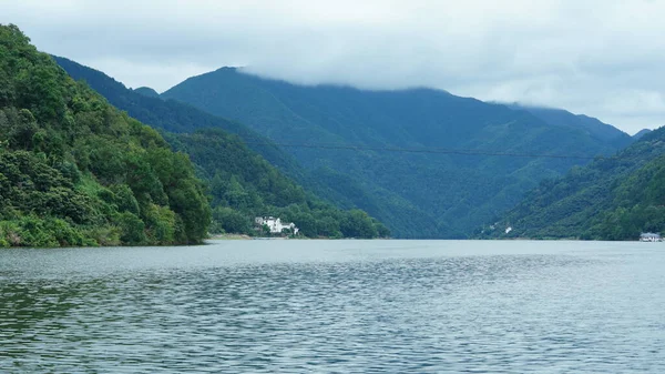 Dağlar ve vadi manzarası. Yazın nehrin aktığı yer.