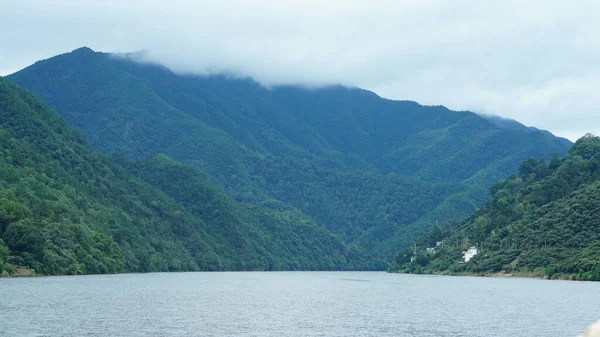 Dağlar ve vadi manzarası. Yazın nehrin aktığı yer.