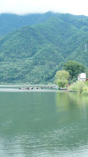 Dağlar ve vadi manzarası. Yazın nehrin aktığı yer.