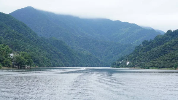 Dağlar ve vadi manzarası. Yazın nehrin aktığı yer.