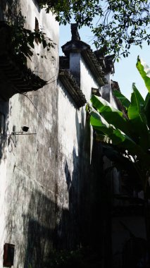 Eski mimariler Çin 'in kırsal kesimlerinde geleneksel Çin tarzıyla görüyorlar.