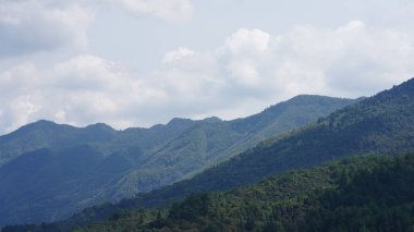 Güzel dağlar baharda tepenin zirvesinden görünür.