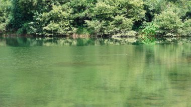 Dağlar ve vadi manzarası. Yazın nehrin aktığı yer.