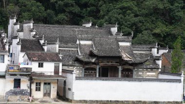 Eski mimariler Çin 'in kırsal kesimlerinde geleneksel Çin tarzıyla görüyorlar.