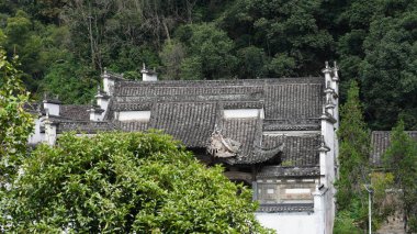 Eski mimariler Çin 'in kırsal kesimlerinde geleneksel Çin tarzıyla görüyorlar.