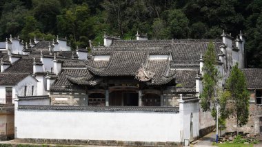 Eski mimariler Çin 'in kırsal kesimlerinde geleneksel Çin tarzıyla görüyorlar.