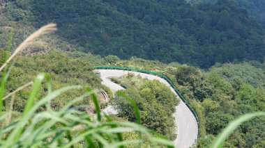 Güzel dağlar yazın tepenin zirvesinden görünür.