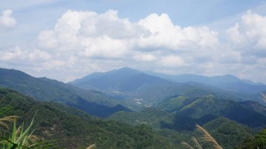 Güzel dağlar yazın tepenin zirvesinden görünür.