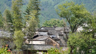 Eski mimariler Çin 'in kırsal kesimlerinde geleneksel Çin tarzıyla görüyorlar.
