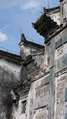 Eski mimariler Çin 'in kırsal kesimlerinde geleneksel Çin tarzıyla görüyorlar.