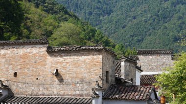 Eski mimariler Çin 'in kırsal kesimlerinde geleneksel Çin tarzıyla görüyorlar.
