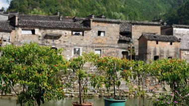 Eski mimariler Çin 'in kırsal kesimlerinde geleneksel Çin tarzıyla görüyorlar.