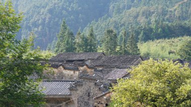 Eski mimariler Çin 'in kırsal kesimlerinde geleneksel Çin tarzıyla görüyorlar.