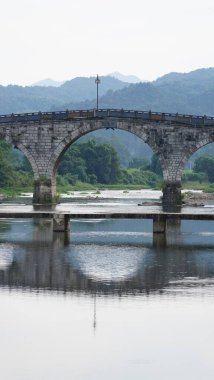 Çin 'in güneyinde inşa edilmiş eski mimari ile eski bir Çin köyü manzarası.