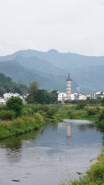 Çin 'in güneyinde inşa edilmiş eski mimari ile eski bir Çin köyü manzarası.