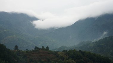 Güzel dağların manzarası, üzerlerinde sis var.