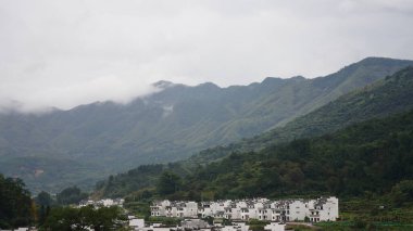 Güzel dağların manzarası, üzerlerinde sis var.