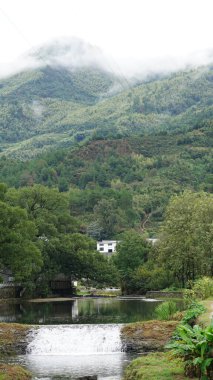 Güzel dağların manzarası, üzerlerinde sis var.