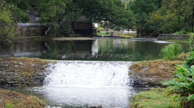 Çin 'in güneyinde inşa edilmiş eski mimari ile eski bir Çin köyü manzarası.
