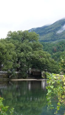 Güzel dağların manzarası, üzerlerinde sis var.