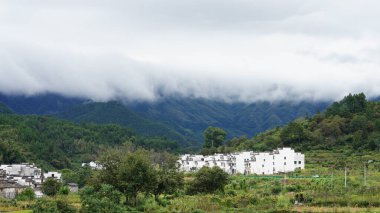 Güzel dağların manzarası, üzerlerinde sis var.