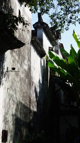 Eski mimariler Çin 'in kırsal kesimlerinde geleneksel Çin tarzıyla görüyorlar.