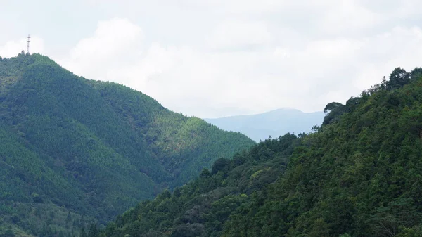 Güzel dağlar yazın tepenin zirvesinden görünür.