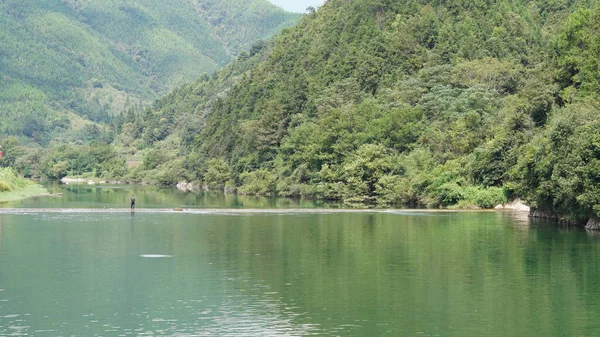 Dağlar ve vadi manzarası. Yazın nehrin aktığı yer.