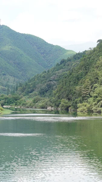 Dağlar ve vadi manzarası. Yazın nehrin aktığı yer.