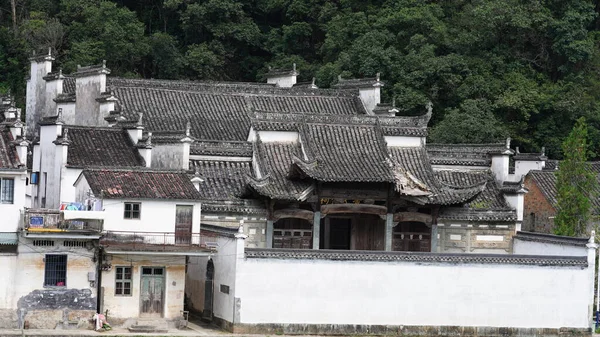 Eski mimariler Çin 'in kırsal kesimlerinde geleneksel Çin tarzıyla görüyorlar.