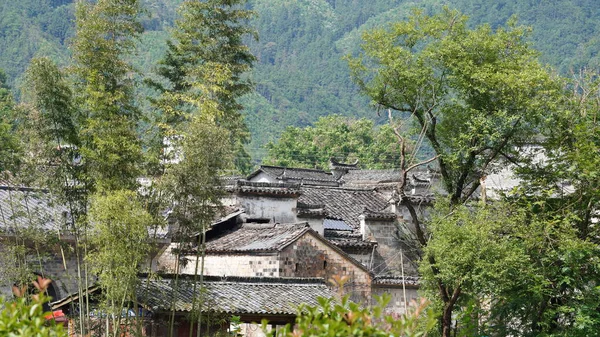 Eski mimariler Çin 'in kırsal kesimlerinde geleneksel Çin tarzıyla görüyorlar.