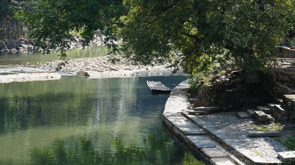 Bir bambu, Çin 'in kırsal kesimindeki nehir kenarında tekne parkı yapmış.