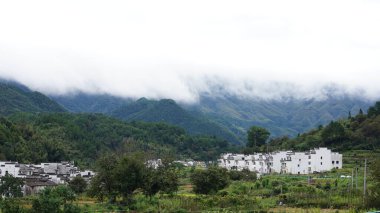 Güzel dağların manzarası, üzerlerinde sis var.