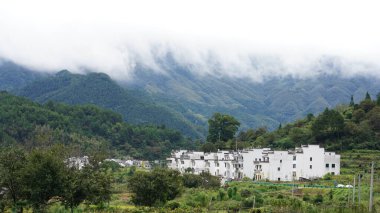 Güzel dağların manzarası, üzerlerinde sis var.