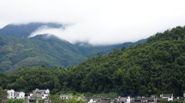 Güzel dağların manzarası, üzerlerinde sis var.