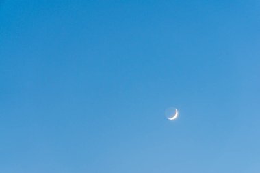 Açık Mavi Gökyüzünde Hilal Ay ve Dünya Işığı