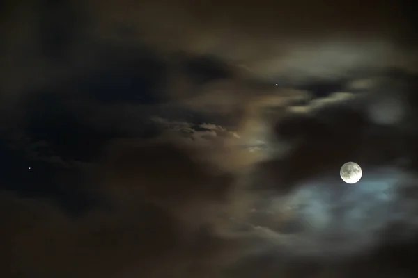 曇り空の満月 木星と土星 — ストック写真